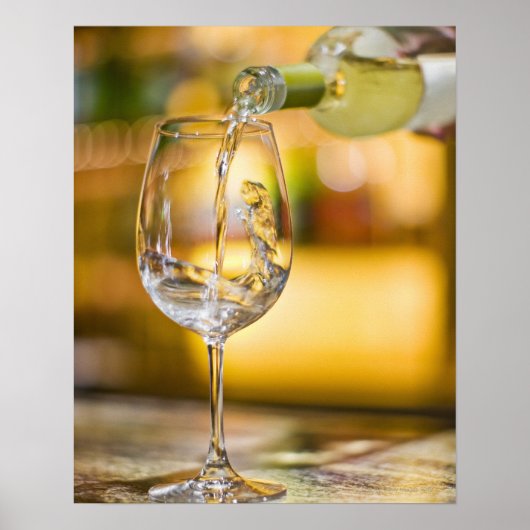 Poster Le vin blanc est versé à la bouteille dans le rest (Devant)