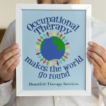 Poster L'ergothérapie fait tourner le monde<br><div class="desc">OT fait tourner le monde avec votre entreprise personnalisée en bas. Un joli cadeau d'ergothérapie pour votre ergothérapeute préféré. Comprend un groupe de personnes tenant la main autour de la planète bleue et verte Terre. Venez ensemble pour faire un changement en aidant les gens à travers le jeu sensoriel.</div>