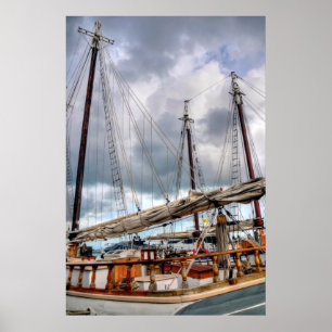 Poster Les Bateaux À Voile Sont Amarrés Dans Le Port Key
