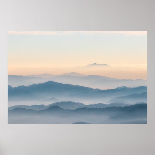 Poster Les couches de brouillard, les collines et les mon (Devant)