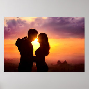 Poster Les couples silhouettent au coucher du soleil
