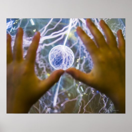 Poster Les filles mains sur un ballon plasma (Devant)
