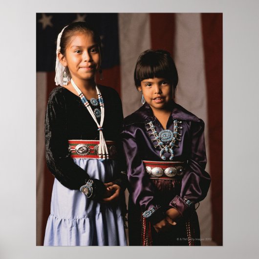 Poster Les filles navajo devant le drapeau (Devant)