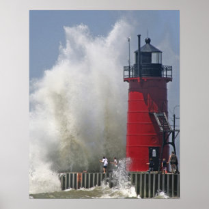 Poster Les gens sur la jetée regardent les grosses vagues