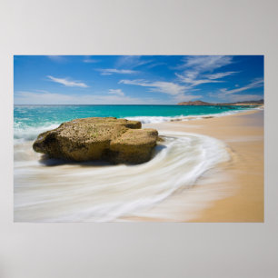 Poster Les marées de l'océan tourbillonnent sur la plage