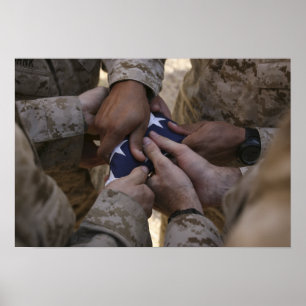 Poster Les marines plient un drapeau américain