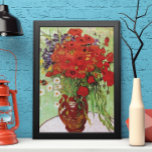 Poster Les pavots rouges et les marguerites de Vincent va<br><div class="desc">Still Life : Red Poppies and Daisies de Vincent van Gogh est un post impressionnisme d'art vintage encore vie peinture florale. Un beau bouquet de fleurs rouges de pavot et de fleurs blanches de marguerite fraîches du jardin dans un vase décoratif. À propos de l'artiste : Vincent Willem van Gogh...</div>
