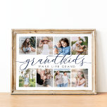 Poster Les petits font la vie grand | 8 Collage photo<br><div class="desc">Créez un cadeau sucré pour une grand-mère ou grand-père bien-aimée avec cette belle photo collage imprimé. "Les petits-enfants font grandir la vie" apparaît dans le centre en lettres de calligraphie bleu marine et gris. Customisez avec 8 photos de leurs petits-enfants pour un cadeau unique pour la fête des grands-parents, les...</div>