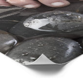 Poster Les pieds de la femme sur les galets (Coin)