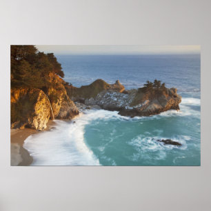 Poster Les Scenic McWay Falls se jettent sur la plage et