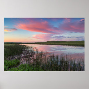 Poster L'étang de la prairie reflète les nuages brillants