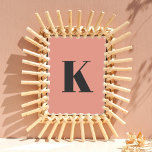 Poster Lettre initiale | Monogramme Moderne Peach Design<br><div class="desc">Impression simple et élégante d'une lettre initiale monogramme personnalisée en typographie minimaliste moderne en gris foncé sur rose pêche. Un cadeau personnalisé parfait ou un accessoire avec une touche personnelle!</div>