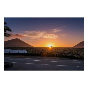 Poster Lever de soleil doré sur le vignoble volcanique de