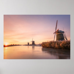 Poster Lever de soleil sur une rivière gelée avec des mou