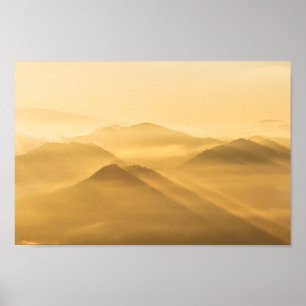 Poster Lever du soleil sur les collines de brouillard mat