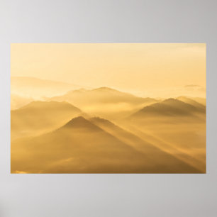 Poster Lever du soleil sur les collines de brouillard mat