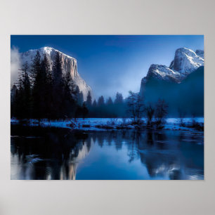 Poster L'hiver sur un lac entre la montagne couverte de g