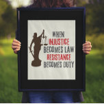 Poster L'injustice devient une citation de résistance<br><div class="desc">Une affiche murale avec une citation populaire de justice sociale "quand l'injustice devient loi, la résistance devient devoir" dans un texte grossier avec une silhouette de justice de dame. La citation a été attribuée à beaucoup, dont Thomas Jefferson et RBG, et est un cri de bataille d'activistes à travers le...</div>