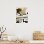 Poster Livre de lecture mixte de race sur canapé (Cuisine)