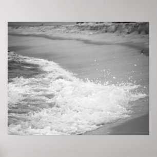 Poster L'océan noir et blanc se lave sur la plage 16x20