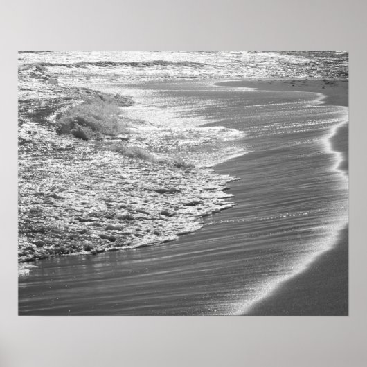 Poster L'océan noir et blanc se lave sur la plage 16x20 (Devant)