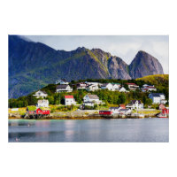 Lofoten Norvège Reine village sous ciel bleu solei
