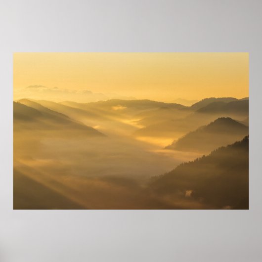 Poster Lumière du soleil brillant sur le brouillard matin (Devant)