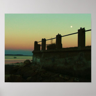 Poster lune au-dessus de l'eau rocheuse rocheuse de rook