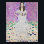 Poster Mada Primavesi par Gustav Klimt Girl en violet<br><div class="desc">Portrait célèbre de Mada Primavesi par Gustav Klimt. Ce tableau présente une jeune fille brune dans une jolie robe blanche avec des fleurs devant un arrière - plan violet. De belles couleurs sur cette oeuvre vintage d'une femme.</div>