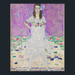 Poster Mada Primavesi par Gustav Klimt Girl en violet<br><div class="desc">Portrait célèbre de Mada Primavesi par Gustav Klimt. Ce tableau présente une jeune fille brune dans une jolie robe blanche avec des fleurs devant un arrière - plan violet. De belles couleurs sur cette oeuvre vintage d'une femme.</div>