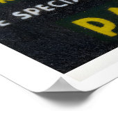 Poster Main stylisée tenant un flacon de parfum (Coin)