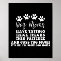 Maman De Chien Avec Des Tatouages De Jolies Yeux É