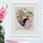 Poster Maman Photo Gold Coeur en forme de cadre floral ro<br><div class="desc">Photo personnalisée que vous pouvez personnaliser pour n'importe qui et ajouter un dicton ou des mots préférés du coeur. Votre photo est placée dans un cadre en or géométrique en forme de coeur. Le cadre en pierres apparentes est décoré de bouquets d'aquarelle de fleurs roses. Il est écrit avec le...</div>