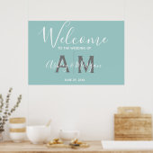 Poster Mariage bleu moderne Couples Monogramme Bienvenue (Cuisine)