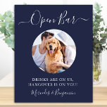 Poster Mariage de chien de compagnie Open Bar Navy Blue C<br><div class="desc">Open Bar ! Calligraphie simple mais élégante, cette enseigne de bar mariage dispose d'Open bar dans l'élégante calligraphie et les boissons sont sur nous, suspendez-vous sur vous! . Customisez ce panneau de mariage élégant avec votre photo d'animal de compagnie préférée, photo de chien, photo de fiançailles ou de couple, et...</div>