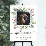 Poster Mariage de Noël botanique Bienvenue Photo verte<br><div class="desc">Ce panneau photo mariage d'accueil présente une aquarelle peinte de verdure eucalyptus,  feuilles verts,  baies rouges,  branches de pin avec un cadre carré vert. Pour une personnalisation plus avancée de cette conception,  cliquez sur le lien "Customiser plus loin". Des articles correspondants sont également disponibles.</div>
