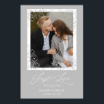 Poster Mariage gris Bienvenue Just Love Citation Photo<br><div class="desc">Grey N'Importe Quel Mariage Bienvenue Just Love Citer Photo Poster. AVIS IMPORTANT : Ce design fait partie d'une collection et contient d'autres éléments coordonnés que vous pouvez trouver dans mon magasin. Parfois, il peut être difficile d'aesthealign et des textes ou initiales sur les dessins, si oui dites-moi et je le...</div>