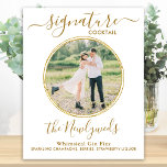 Poster Mariage Signature Cocktail Gold Custom Photo Bar<br><div class="desc">Boissons Signature ! Calligraphie simple mais élégante, cette enseigne signature bar à boisson comprend un cocktail "les Newlyweds", personnalisé avec votre boisson de choix. Customisez ce panneau de mariage élégant avec votre photo de fiançailles préférée ou une photo de couple, nom et signature boisson! Vous pouvez également customiser les photos...</div>
