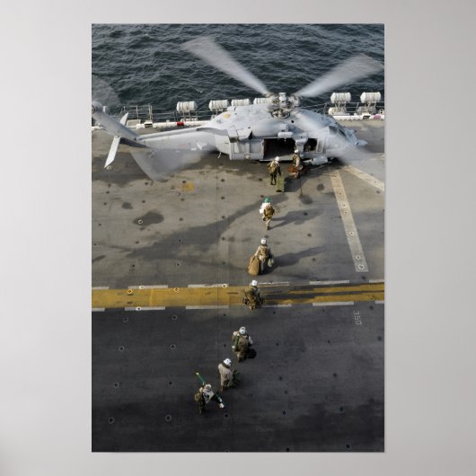 Poster Marines se prépare à embarquer sur un MH-60S (Devant)