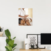 Poster Massage sur le dos. Femme recevant un massage du d (Bureau à domicile)