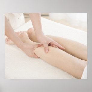 Poster Massage thérapeute appliquant massage des pieds