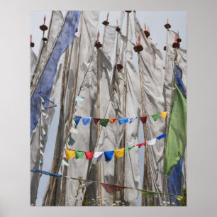 Poster Mâts de drapeaux de prière en montagne, col de Yot
