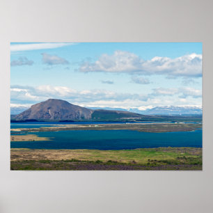 Poster Mer du matin islandais avec fermes dans un fjord
