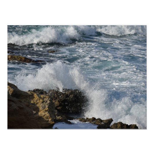 Poster Mer orageuse, vagues s'écrasant sur des rochers (Devant)