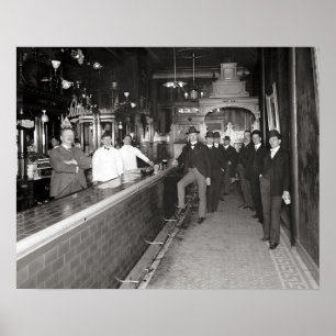 Poster Messieurs buvant au bar, 1910. Photo vintage