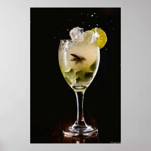Poster Midnight Mojito : Cocktail Dynamique avec Glace et (Devant)