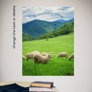 Poster Mignons moutons blancs dans un pré sous la montagn