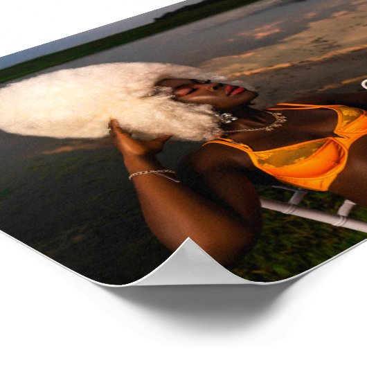 Poster Modèle Bikini Gras coucher de soleil (Coin)