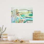 Poster Modèle rétro des années 1950 conduisant une voitur (Cuisine)