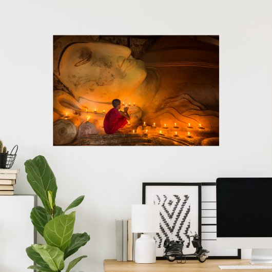 Poster Moine Priant Par Un Bouddha (Bureau à domicile)